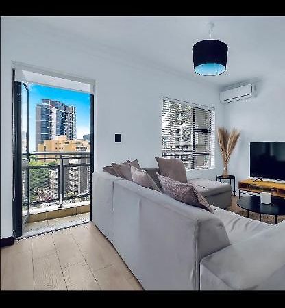 2 Bedroom 2 Bath Luxury - Sandton Cbd ヨハネスブルグ エクステリア 写真