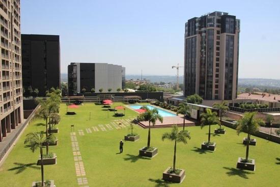 2 Bedroom 2 Bath Luxury - Sandton Cbd ヨハネスブルグ エクステリア 写真